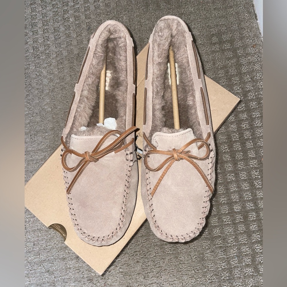 UGG Slippers New in box Dakota women’s slippers